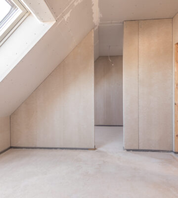 Rohbau Holz-Fertighaus mit Dachfenster und Türdurchgang